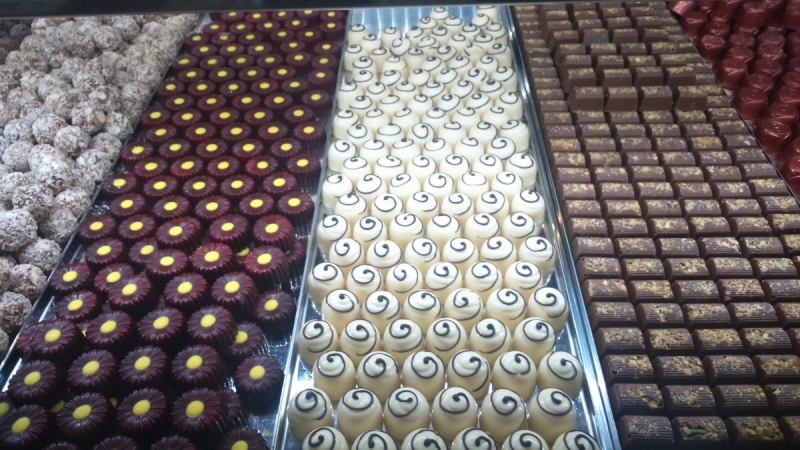 vitrine-MONTFERRAT-min_chocolates_milk_chocolate_white_chocolate_truffles_candy_food_treat_cacao-1213769