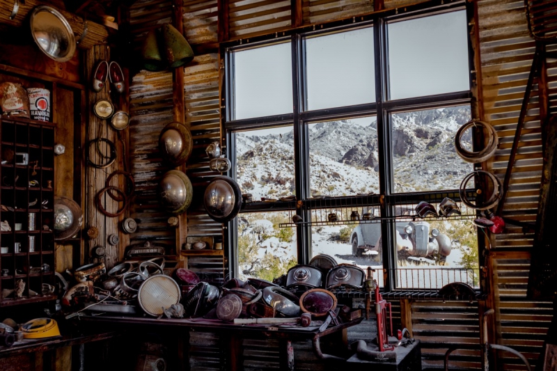 vitrine-MONTFERRAT-min_shop_window_part_junk_abandoned-138873