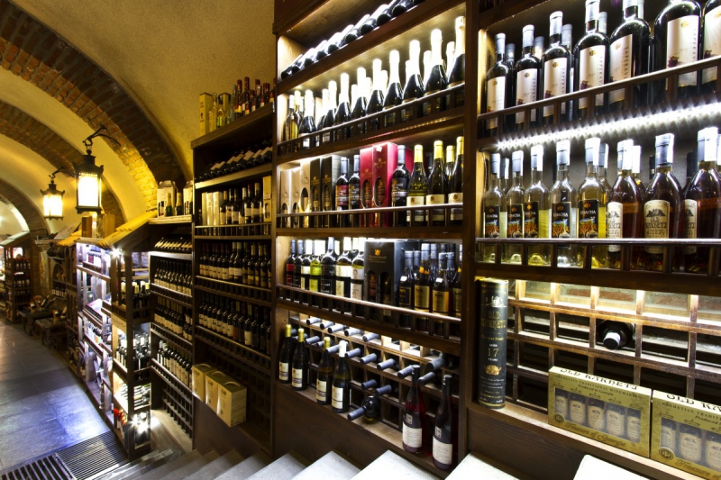 vitrine-MONTFERRAT-min_world_street_travel_shop_canon_georgia_wine_bottles-429767